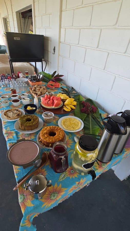 Café da manhã preparado pela Ana e pela Talits, do Pé de Manga